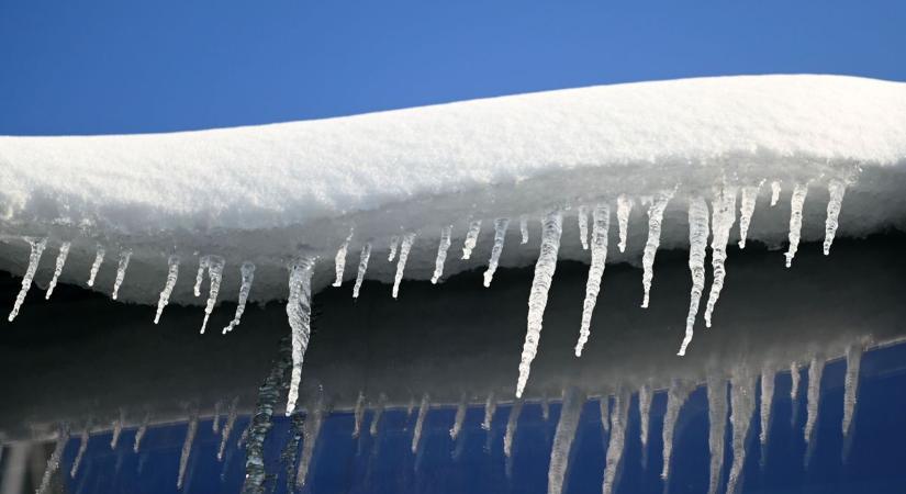 Fejre esik és kész a tragédia: életveszélyes jégcsapok lógnak az épületekről