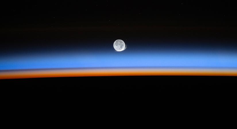 A Hold nemcsak kísér a Földet, hanem el is tesz belőle egy darabot