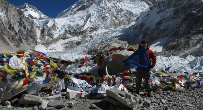 Egyre nagyobb veszélyben a Mount Everest, így próbálják visszafordítani a katasztrófát