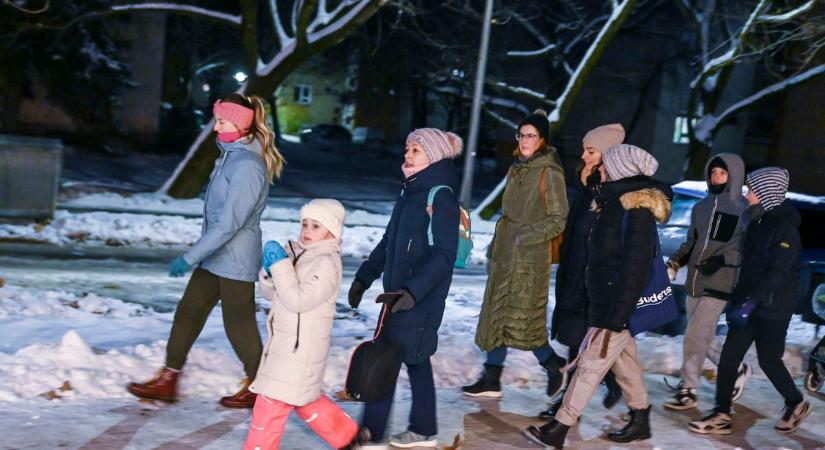 Hóemberek épültek, hógolyók repkedtek a Prométheusz Parkban (fotókkal)