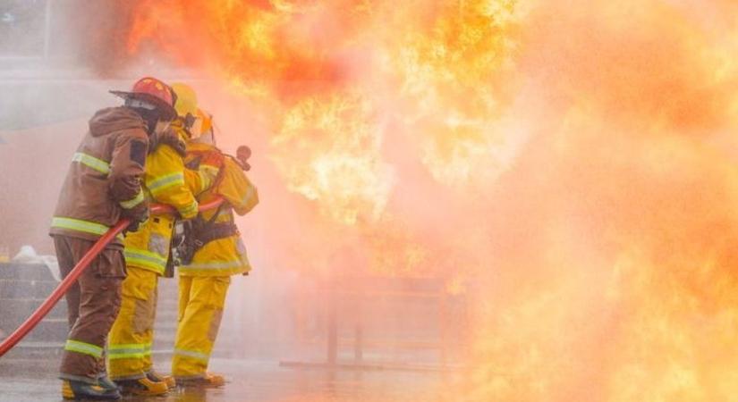 Lakókocsi és melléképület égett Bakonyszücsön