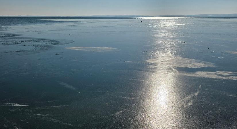 Életveszély a Balatonon: megindult a jegesedés, csábító, de halálos lehet a felszín ( videók)