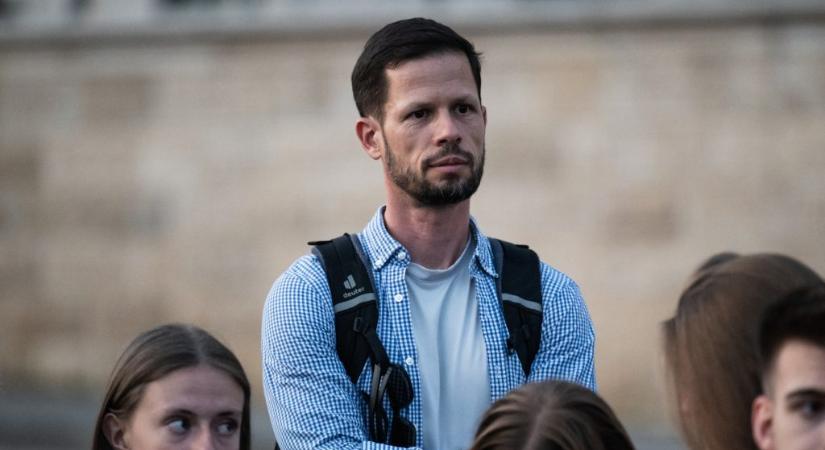 Elhallgatott a hangszóró, ami az Apáthy-sziklán álló luxusingatlanból dörrent rá az arra járókra, hogy tiltott helyen tartózkodnak