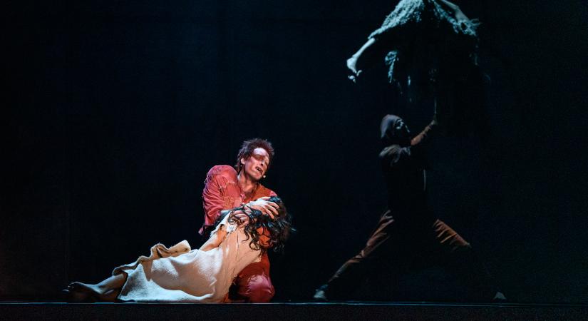 Ilyen színes harangozót még nem látott Párizs – Megnéztük a Guinness-rekorder francia musicalt az Arénában