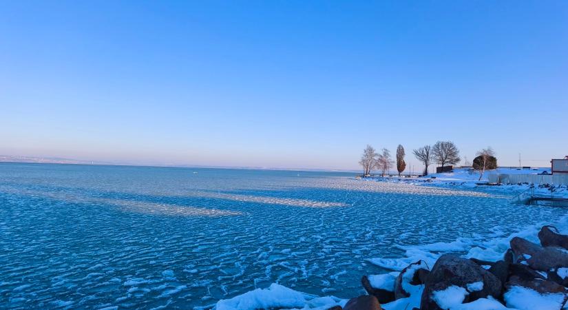 Kilenc év után újra teljesen befagyott a Balaton