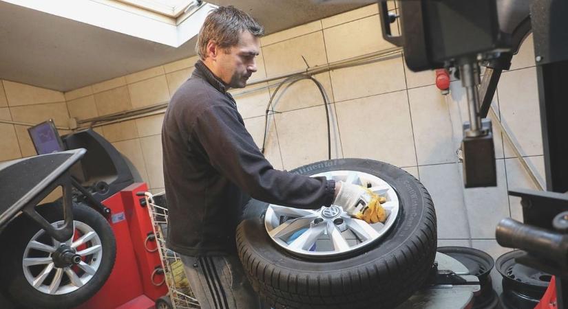 Megúsztad az árkot? Szerencséd volt! Életveszélyes a négyévszakos gumiabroncs a hóban