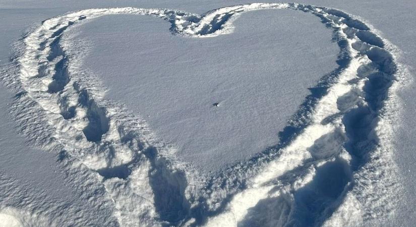 Káprázatos képeken, ahogy a nagyikból újra kamasz lesz – Itt a hószívek, a hóangyalok szezonja!