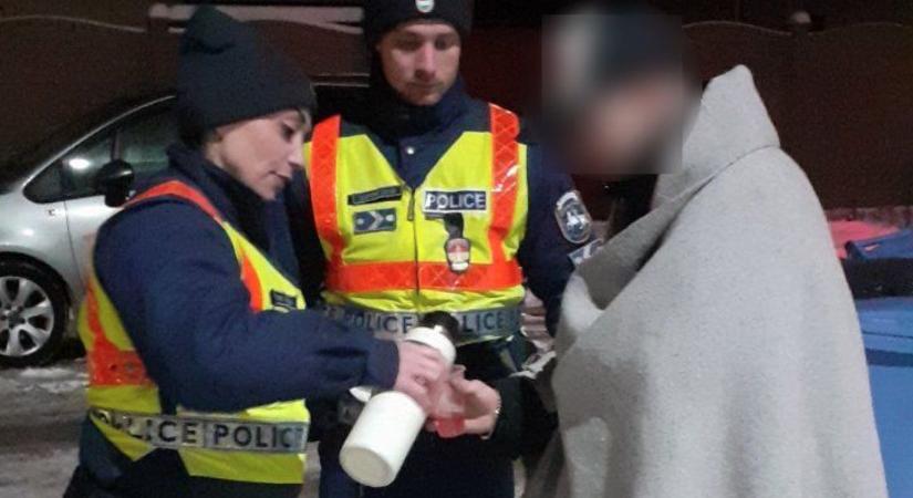 Gyalogoson segítettek a debreceni rendőrök
