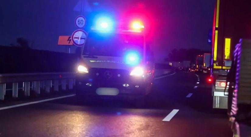Halálos áldozata és több súlyos sérültje is van a M1-esen történt tömegbalesetnek