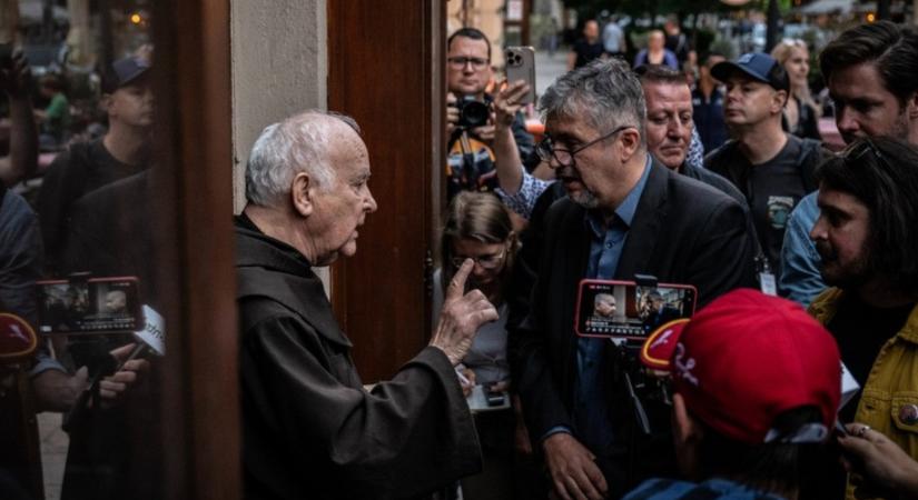 Pénzbírságot kapott négy Hadházy-szimpatizáns a Ferenciek terén történt szeptemberi templomi incidens miatt