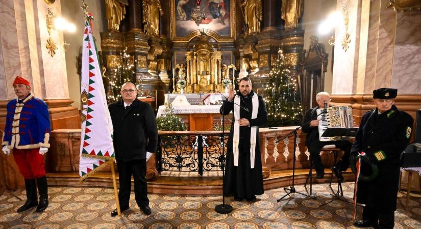 Felszentelték: új zászlót készíttettek a Honvéd Hagyományőrző Egyesület tagjai Győrben - Képgaléria