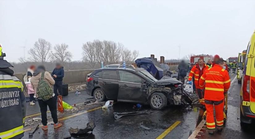 Tragédiába torkollott a tömegbaleset az M1-esen (videó, helyszíni fotók)