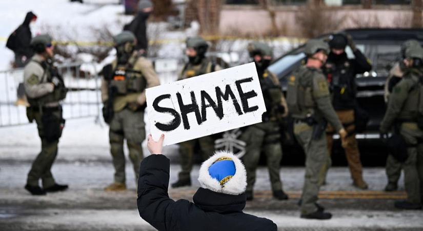 Minneapolisban többeket letartóztattak a bevándorlási hatóság elleni tüntetésen