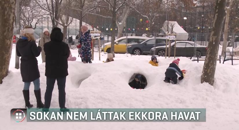 Ilyet sem látni mindennap - hógolyócsatát vívtak százan Budapesten