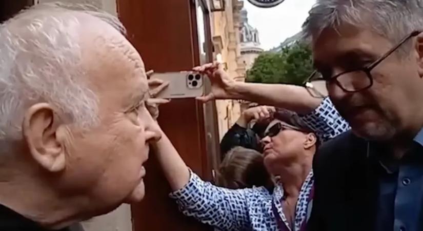 Pénzbírságot kapott több Hadházy-szimpatizáns a Ferenciek terén történt templomi vita miatt