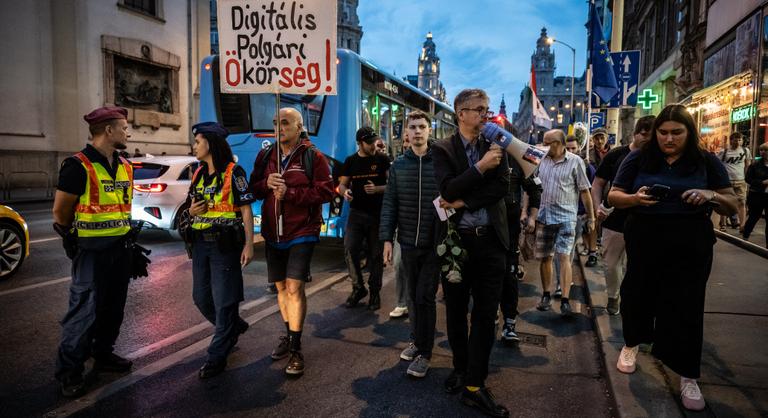 Garázdaság miatt indítottak eljárást azok ellen, akik Hadházy Ákos tüntetésén egy ferences pappal kiabáltak