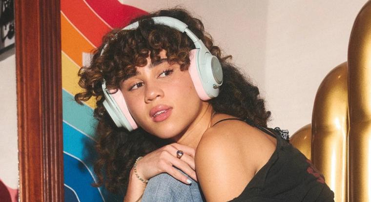 Egy töltéssel akár 100 órát is kibír a Fender első fejhallgatója