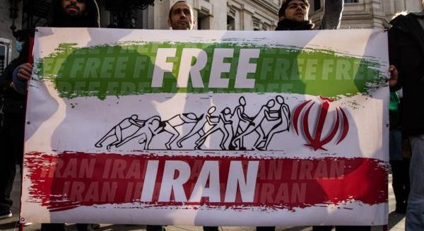 Irán fenyeget: mostantól katonailag is fellépnek a tüntető tömegek ellen