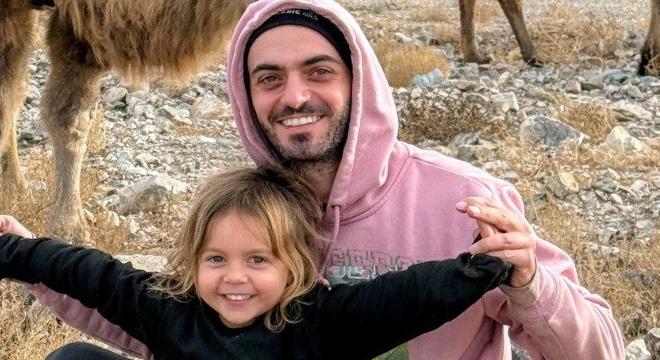 Még csak négyéves, de már négy nyelven beszél és több mint 20 országban járt ez a kislány