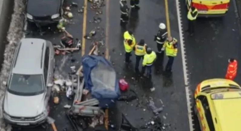 Egy ember meghalt, négyen pedig megsérültek az M1-esen történt tömegbalesetben