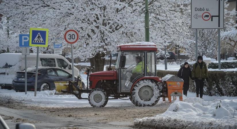 Ingyen parkolhatnak a gyöngyösiek egy ideig