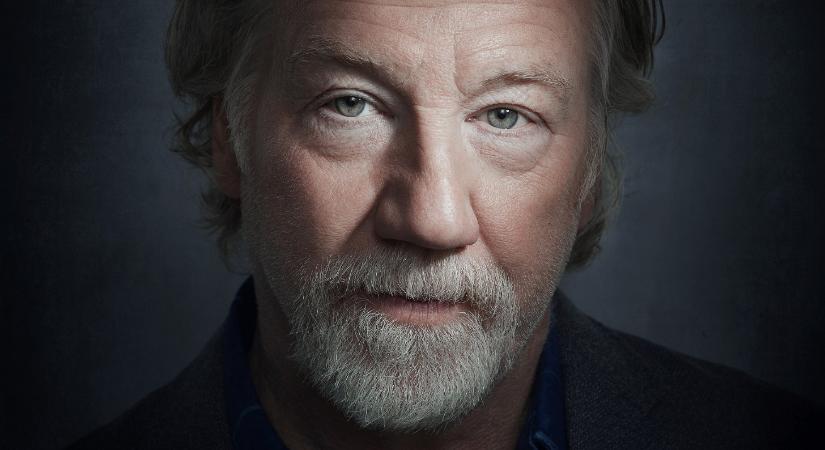 Elfogatóparancsot adtak ki Timothy Busfield, Az elnök emberei színésze ellen kiskorúakkal kapcsolatos szexuális visszaélés gyanújával