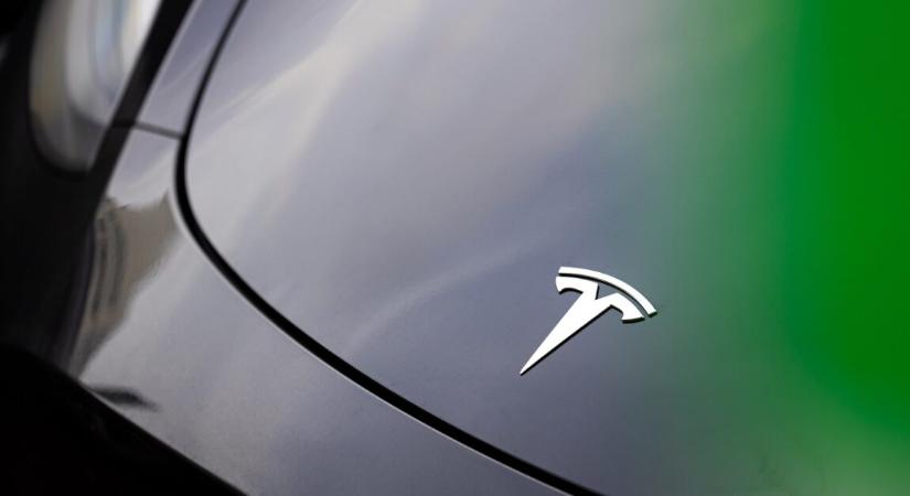 Lángokba borult egy új Tesla az út közepén, drámai volt a helyzet