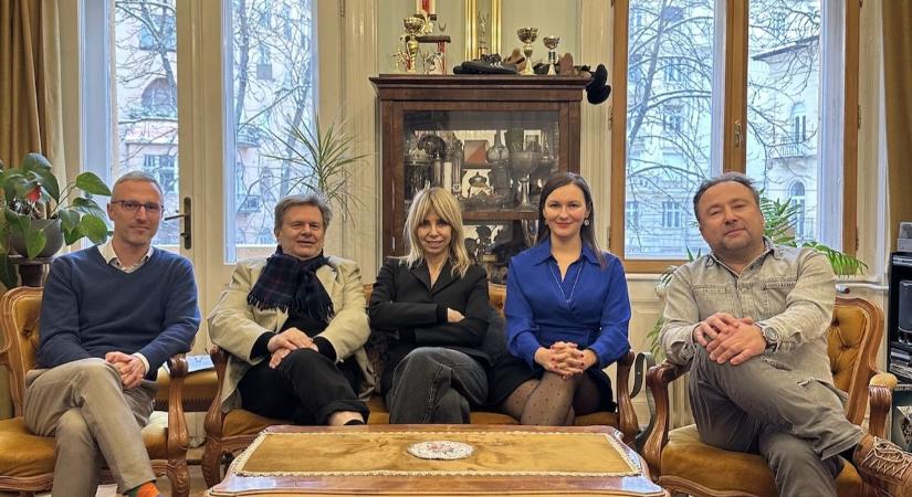 Péterfy Bori és Gyabronka József főszereplésével mutatják be a Monspart-házat – Lakásszínház nyílik a sportoló otthonában