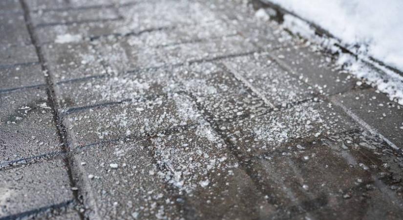 Ezt a filléres keveréket öntsd a jeges járdára só helyett – Azonnal felolvasztja