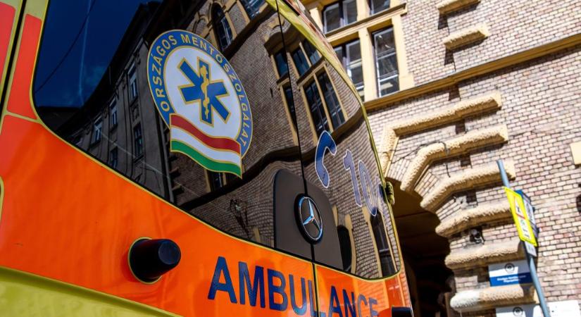 Egy éve ilyenkor: Jóízűen ebédeltek tovább az emberek, miközben a mentősök egy fiatalt próbáltak újraéleszteni mellettük