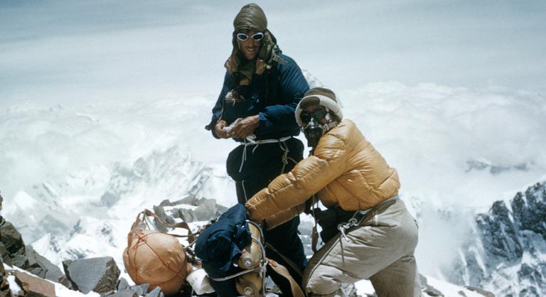A hős, aki meghódította a világ tetejét, és elsőként járt a Föld mindkét sarkán