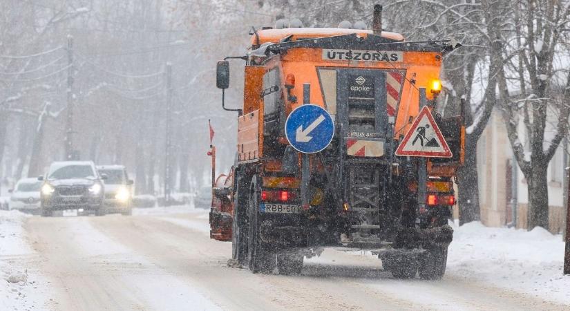 Hófúvás és havazás nehezíti a közlekedést, vasárnap is marad a kemény téli idő