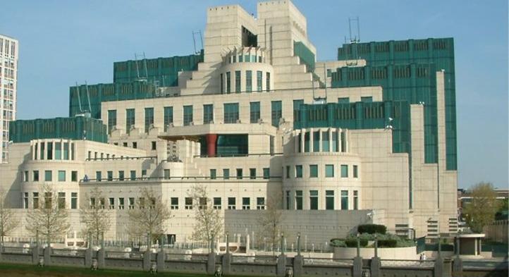 A brit hírszerzés figyelmeztet: Oroszország kiterjeszti a „hibrid háborút” Európában