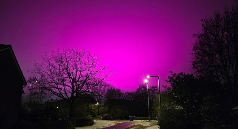 Egy futballpálya gyepe rózsaszínre festette Birmingham égboltját
