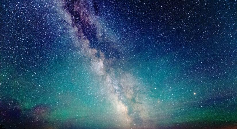 Azért ilyen nem minden nap történik Magyarországon: sarki fényt videóztak Füzér várából