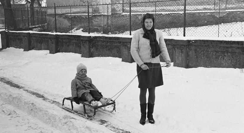 Retró fotók: Így szánkóztak és hógolyóztak a nagyszüleid
