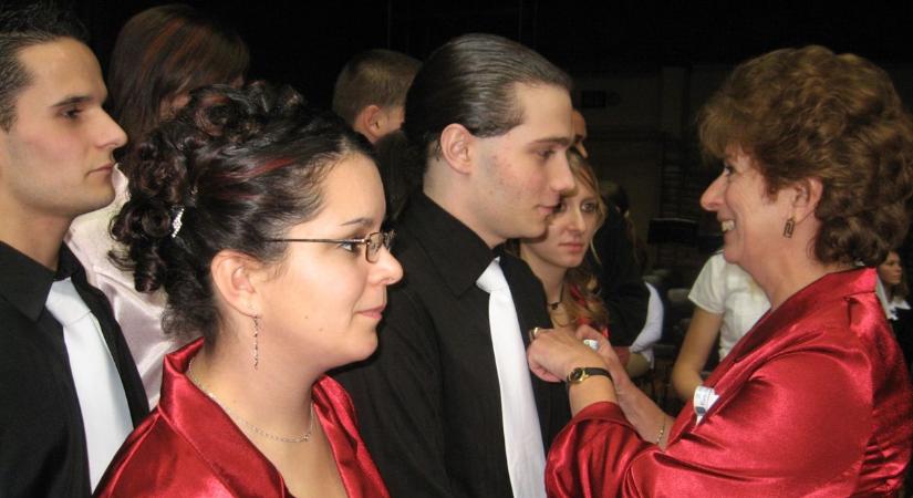 Szalag a szív felett – végzős diákok szalagavatói az elmúlt évtizedekből