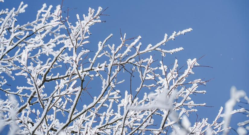 Északról érkező hózápor és viharos szél várható