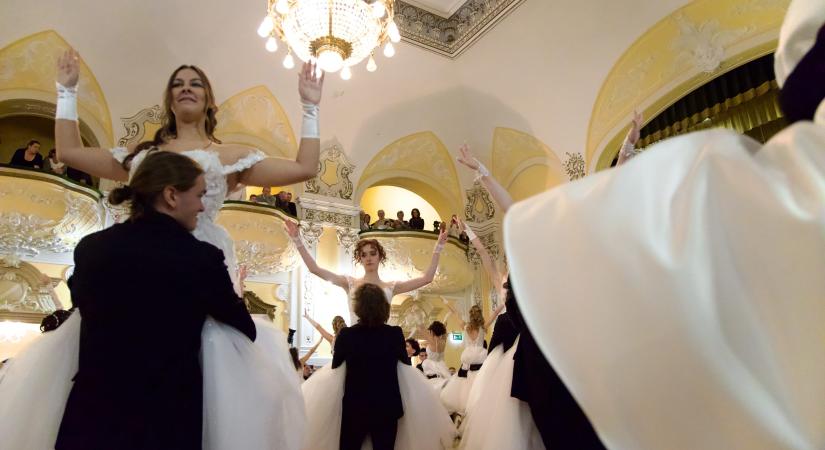 Megkönnyezték a szülők a Bethlen nyitótáncosait – videó és galéria