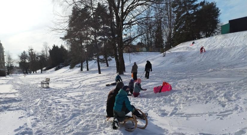 Maradnak a mínuszok, délnyugaton a nap is ki-kikacsint a felhők mögül