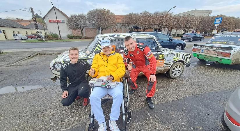 „Látom a szemében az örömöt, hogy él” – Bence 32 csavarral a gerincében lett igazi sztár