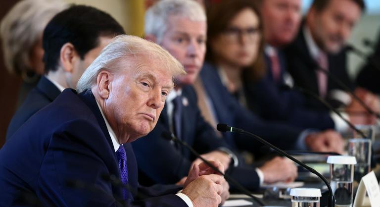 Trump újabb katonai támadást indított, ennek hatása már nem kerülhette el Magyarországot