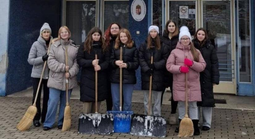 Hóeltakarításból jeles: diákok tízezrei lapátoltak, városunk sem maradt ki (galériával)