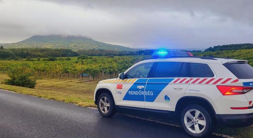 Őrjöngő balhé Balatonalmádiban: harapott, ütött, végül lefogták a 23 éves nőt