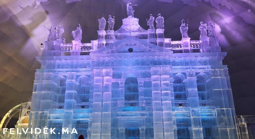 Habemus Papam – két pápa előtt tiszteleg a tarajkai jégkatedrális