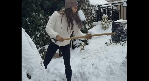 Így lapátolja a havat Gelencsér Timi