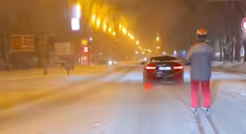 Őrült jelenet Szegeden: az autók között síelt egy férfi