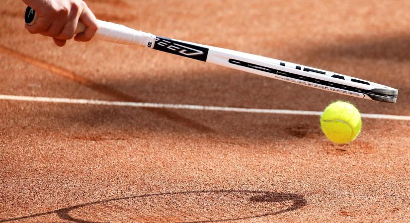 Döbbenetes képsorok: profi teniszversenyen indult egy játékos, de a videók szerint az életében nem fogott még ütőt a kezében