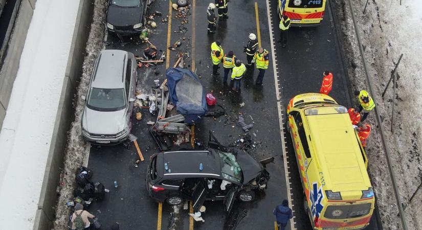 Emberéletet követelt a tömegkarambol az M1-esen - helyszíni fotók