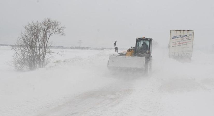 Erős szél és hótorlaszok: hófúvás miatt riadó Fejér vármegyében